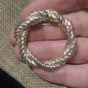 Vintage Gold Tone Twisted Rope Wreath Brooch Circle Pin Classic Minimalist
